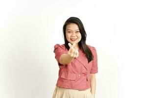 montrant le doigt d'amour coréen d'une belle femme asiatique isolée sur fond blanc photo