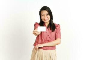 tenant et montrant une carte de crédit vierge d'une belle femme asiatique isolée sur fond blanc photo