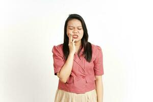 Geste de maux de dents souffrant d'une belle femme asiatique isolée sur fond blanc photo