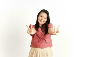 montrant paix doigt signe de magnifique asiatique femme isolé sur blanc Contexte photo