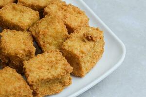 délicieux frit Tofu sur assiette photo