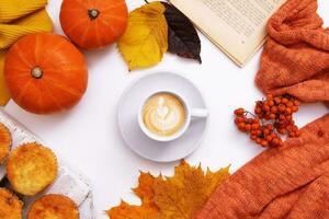 mise en page d'automne confortable avec café et feuille d'érable, citrouille, pull et livre photo