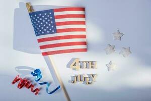 Etats-Unis indépendance journée concept. rouge et bleu spirales et blanc étoiles éléments de Etats-Unis drapeau Haut voir, plat allonger sur bleu Contexte photo