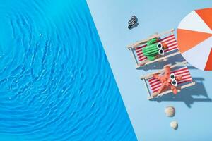 chaud été dans une plage chaise en dessous de un parapluie par le l'eau dans le bassin. amusement abstrait plat allonger composition, Haut voir. photo