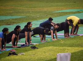 Nouveau Delhi, Inde, mai 31 2023 - groupe yoga exercice classe surya namaskar pour gens de différent âge dans lodhi jardin, international yoga jour, gros groupe de adultes assister une yoga classe dans parc photo