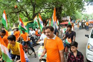 Delhi, Inde -15 juin 2023 - grand groupe de gens pendant gros tiranga yatra organisé comme partie de le azadi ka amrit mahotsav à célébrer le 76 anniversaire de l'Inde indépendance, Indien drapeau Mars photo