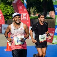 Nouveau Delhi, Inde - mai 16 2023 - védanta delhi moitié marathon course après convoitise dans lequel marathon les participants à propos à traverser le terminer doubler, delhi moitié marathon 2022 photo