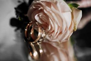 anneaux de mariage avec un bouquet de fleurs. proposition de mariage. mariage photo
