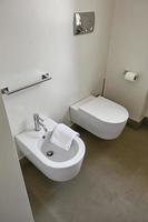 photo de l'intérieur d'une salle de bain moderne
