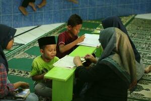 magelang, indonésie.07.10.2023-an islamique les enfants apprentissage islamique connaissance mengaji dans le mosquée. photo