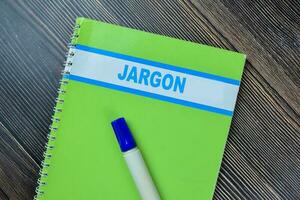 concept de jargon écrire sur livre isolé sur en bois tableau. photo