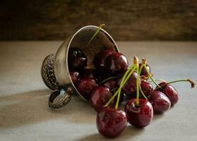 rouge mûr cerises dans une argent Coupe. photo