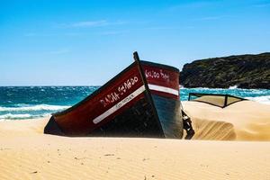bateau sur le sable photo
