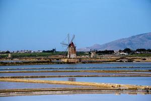 2021 05 29 moulins à vent de marsala dans les marais salants photo