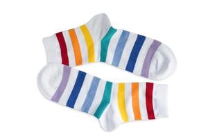 chaussettes blanches à rayures de différentes couleurs sur fond blanc, isoler photo