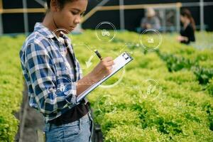 intelligent agriculteur en utilisant application par tablette concepts agricole La technologie et visuel icône.smart agriculture photo