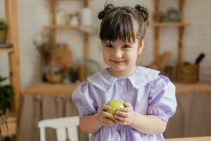 une peu magnifique fille dans une brillant robe est tromper autour dans le cuisine photo