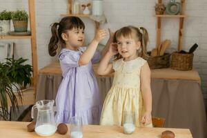 peu content les filles imbécile autour dans le printemps et cuisinier dans le cuisine photo