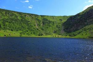 belle vue avec lac bleu et montagnes vertes photo