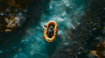 aérien Haut vue extrême sport kayak voiles Montagne rivière avec Soleil lumière. rafting, eau vive kayak. photo