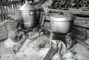 noir et blanc photo, rustique cuisine avec Naturel au feu de bois le fourneau dans pays photo