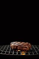 grillé Frais juteux du boeuf steak sur gril, proche en haut, isolé, copie espace, génératif ai photo