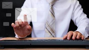 homme travaillant sur ordinateur et concept de marketing par courrier électronique photo