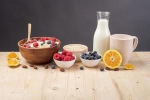 ingrédients sains du petit déjeuner sur table en bois, concept d'alimentation saine photo