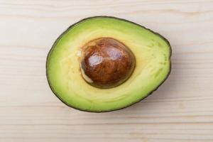 avocat sur table en bois, concept d'alimentation saine photo