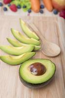 avocat sur table en bois, concept d'alimentation saine photo