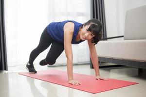 belle jeune femme sportive poussant à la maison, alpiniste photo