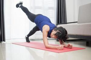 belle jeune femme sportive poussant à la maison, alpiniste photo