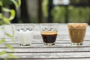 les ingrédients du café sur un bureau en bois photo