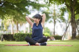 belle femme de yoga sur parc verdoyant photo
