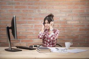 les femmes asiatiques sont stressées par le travail photo