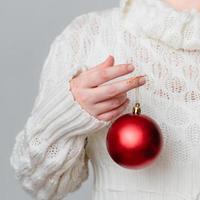 femme tenant une décoration de noël photo