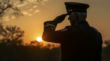 une soldat saluer le drapeau, le Soleil réglage dans le Contexte photo