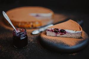 appétissante casserole de fromage cottage ou cheesecake avec cacao et confiture photo