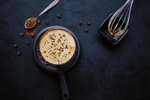 café dalgona, un café fouetté crémeux et moelleux à la mode.