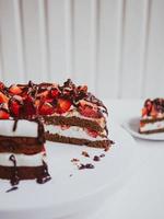 délicieux gâteau au chocolat fait maison avec des fraises photo
