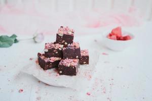 fondant au chocolat maison aux fraises et pignons de pin photo