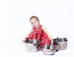 petit enfant utilisant des accessoires de cuisine s'amusant photo