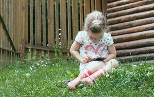 jeune enfant d'âge préscolaire à l'aide d'enfants de l'ère numérique du smartphone photo