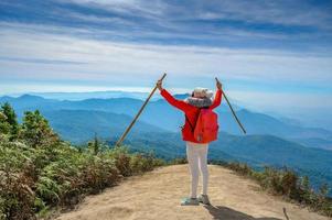 jeunes marchant sur une colline à doi inthanon, chiang mai, thaïlande photo