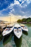 Voyage vitesse bateau port thaïlande emplacement d'expédition bateau touristique à l'île en thaïlande dans les jours bleu vif