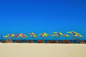 Mer, île, parapluie, Thaïlande, île de khai phuket, transats et parasols sur une plage tropicale photo