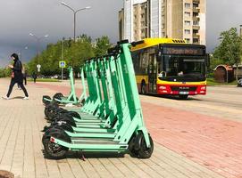 Siauliai, Lituanie, 27 mai 2021 - scooters électriques et bus en ville