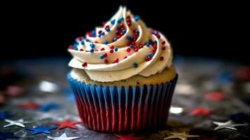 une fermer coup de une magnifiquement décoré rouge, blanc, et bleu petit gâteau, orné avec étoiles et rayures, symbolisant le fête de indépendance jour, généré par ai photo