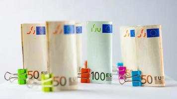 plusieurs centaines de billets en euros. billets en euros empilés au hasard. monnaie en euros. billets empilés les uns sur les autres dans des positions différentes. photo
