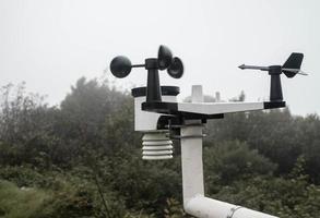 l'instrument météorologique pour mesurer la vitesse du vent, la température et l'humidité et le système de cellules solaires au sommet de la montagne inthanon.